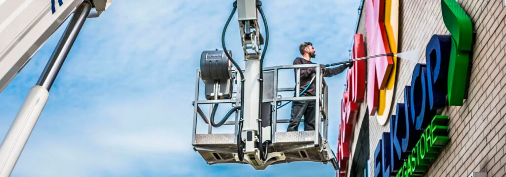 Bilde som viser fasadevask ved bruk av lift.