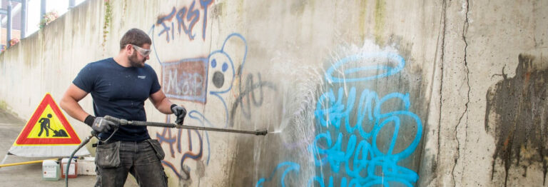 Bilde av en mann som fjerner grafitti.