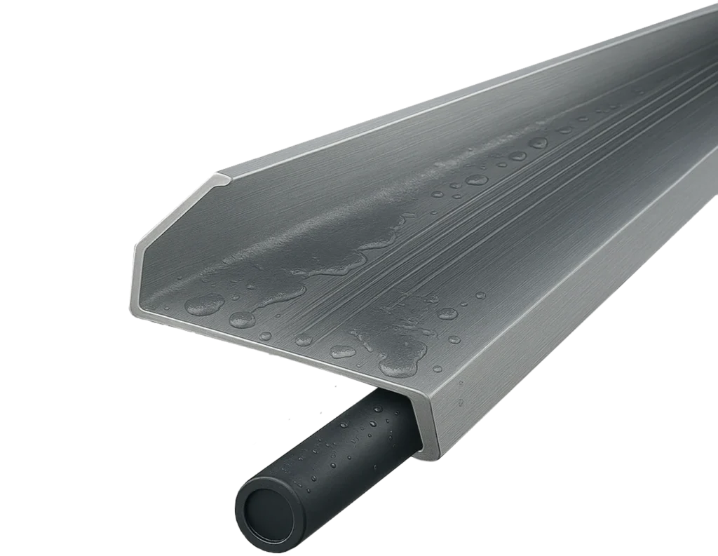 Metallprofil med vannråper og svart rør under.