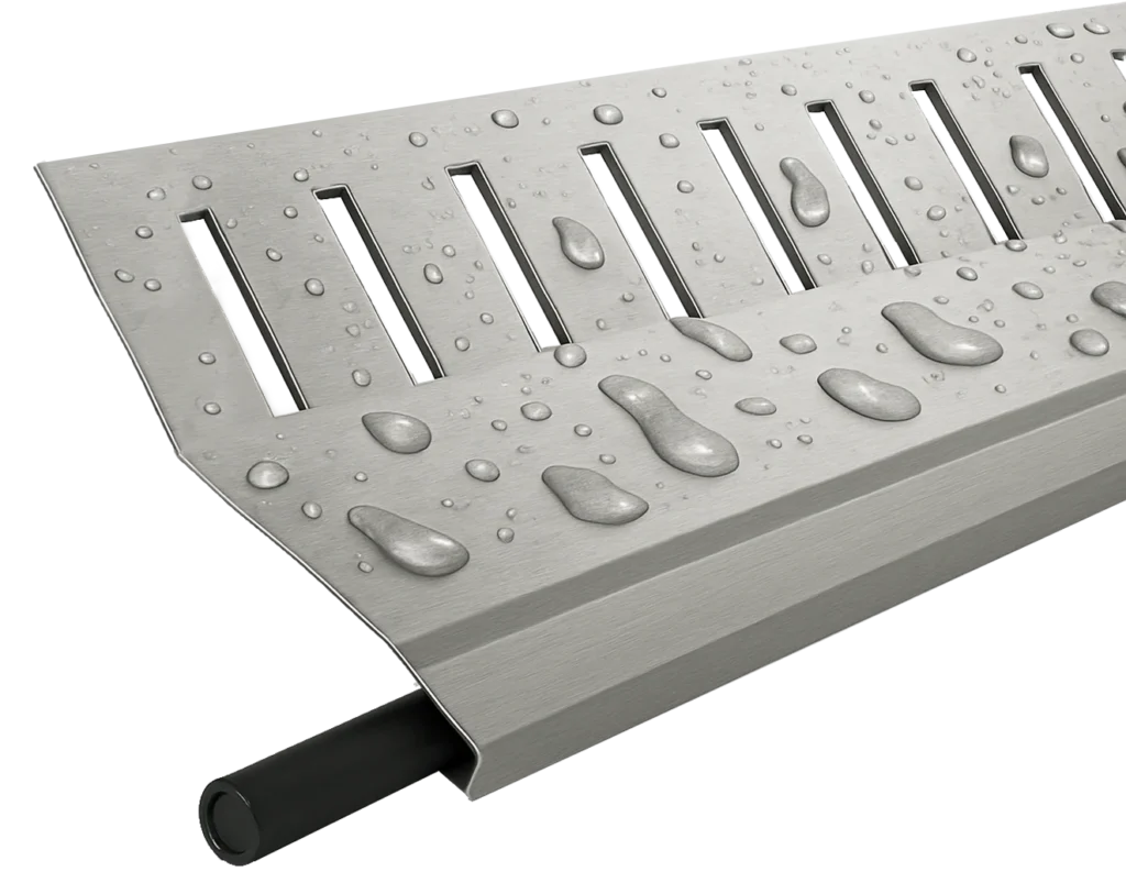 Metallplate med slisser og vannråper på overflaten