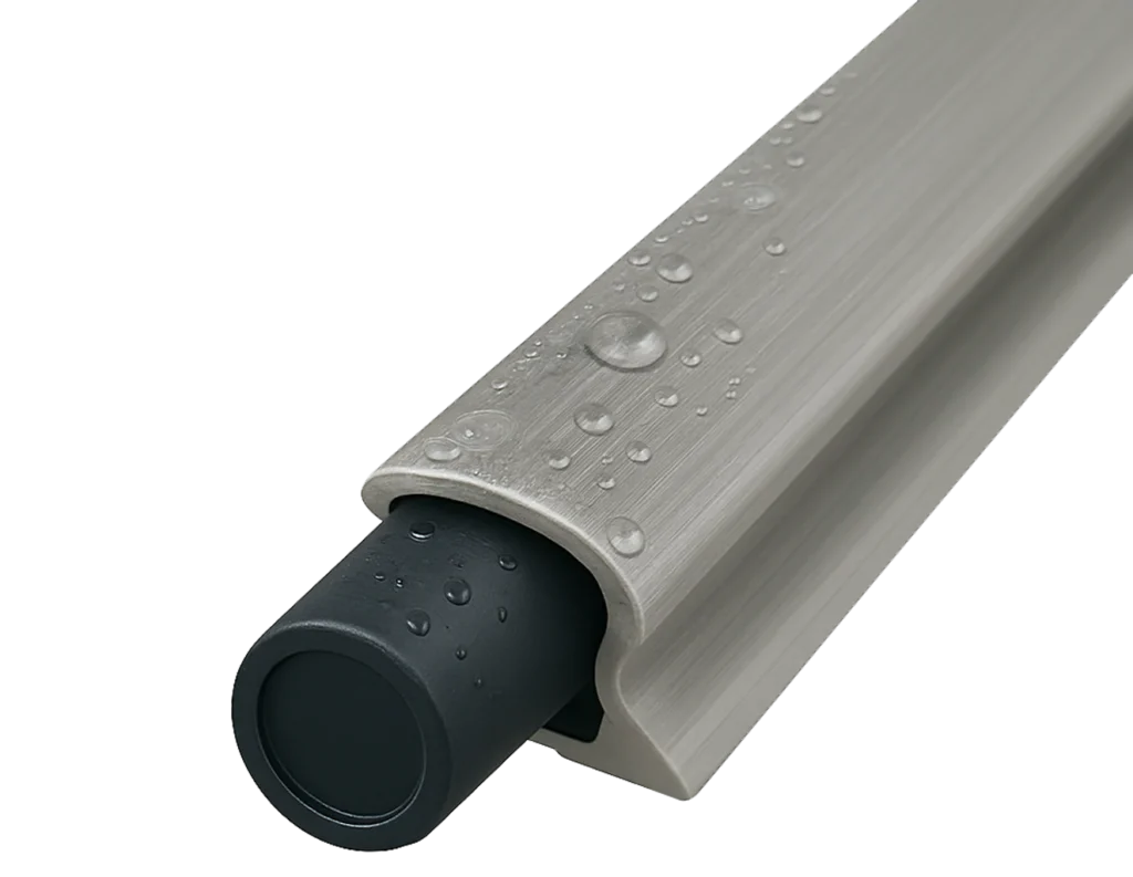 Metallprofil med vannråper og svart sylinder inni