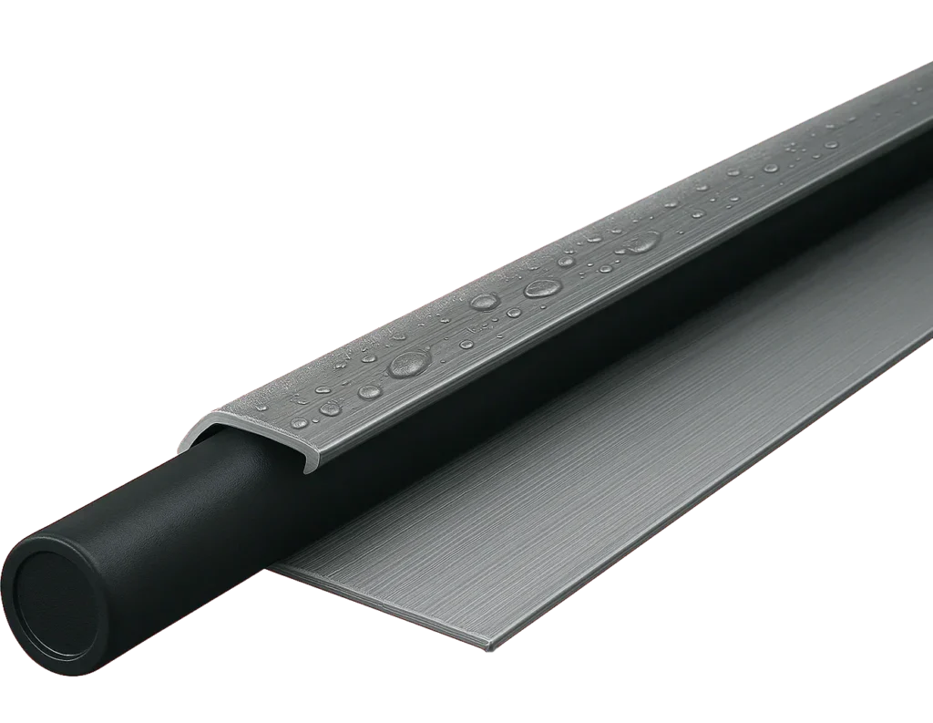 Metallprofil med vannråper på overflaten mot gjennomsiktig bakgrunn.